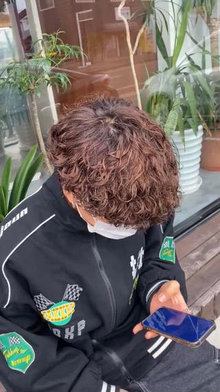 強めカールのプードルパーマです!
個性を出したい方にオススメです!