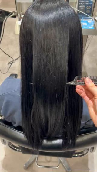 ブルーブラック
ブリーチ毛ベースにワンカラーで°・*:.。.☆ 