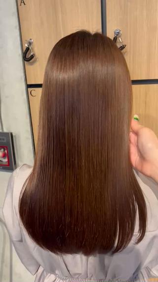 髪本来の柔らかさとツヤを維持出来るメニューです。
ダメージを最小限に抑え髪質に合わせて薬剤調合をいたします。
カラーの同時施術で、憧れのナチュラルヘアを再現︎ 