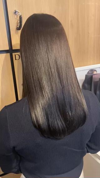 髪本来の柔らかさとツヤを維持出来るメニューです。
ダメージを最小限に抑え髪質に合わせて薬剤調合をいたします。
カラーの同時施術で、憧れのナチュラルヘアを再現︎ 