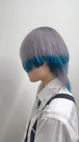 【ホワイトシルバー‎×スカイブルー】の
デザインカラーです！️

【デザインカラー】の中でも特にハイトーンの【裾カラー】は【ウルフスタイル】にはピッタリですごく可愛いですよね！️ 