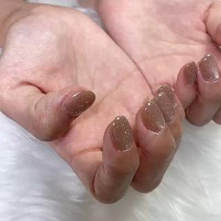 ベージュの透明感あるカラーでフラッシュネイル
大人カラーなのに、キラキラで 飽きのこない美しさ
