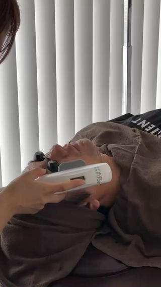 Dariusの顔全体脱毛はあごの髭だけでなく
首元にも生えている髭や、頬や額の産毛もしっかりと照射していきます。

クレンジング→洗顔→照射→パックまで行い、通常の髭脱毛よりも少し贅沢なケアとなっております。

より洗練された、清潔な印象にしたい方や
肌質を向上させたい方、
エステデビューにもおすすめの人気メニューです！
 