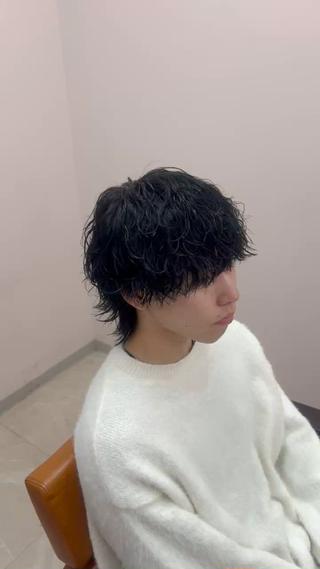 メンズウルフ＋波巻きスパイラルパーマ

️ブリーチパーマ️

ブリーチ3回履歴に黒染めと波巻きスパイラルパーマ!!

髪の状態に合わせて処理剤・ケア材・パーマ剤を調整してなるべくダメージレスに施術します!!

ご相談等はInstagram @itsuki__24 よりお待ちしてます!! 