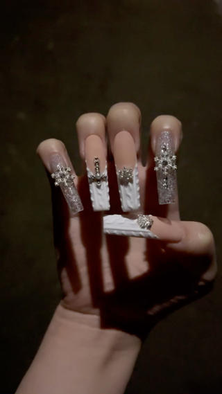 長さだし150分 +パーツ代

グリッター裏はクラッシュネイル✧︎*。 