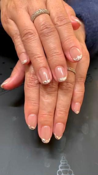 フレンチラインにラメを散らして
華やか上品年末らしいネイル。 