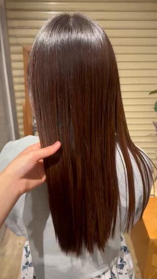 中間から毛先はブリーチ2.3回やっている髪の毛！
そんな髪の毛も髪質改善ができちゃいます！！
髪質改善1回でこのストレート具合、軽さ 