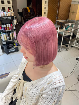 履歴複雑なブリーチ毛でも、高明度な艶々ピンク

髪質改善トリートメントでさらに、ツヤとハリを与えます！ 