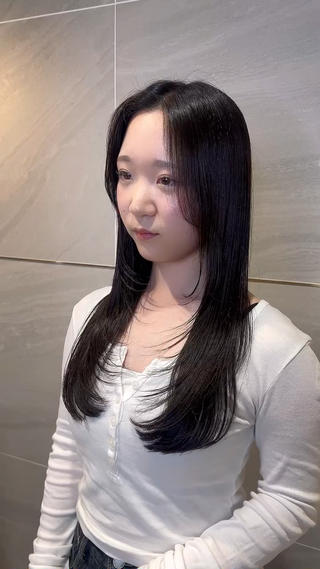 ワンカールで可愛いザクザクレイヤーカット♡
巻いてもワンカールのみでも可愛いレイヤースタイルです!
レイヤーの入れる高さはお好みによって調整できます
上品なモテヘアや韓国ヘアは私にお任せください
Instagram 【 @ms.charm_serina 】