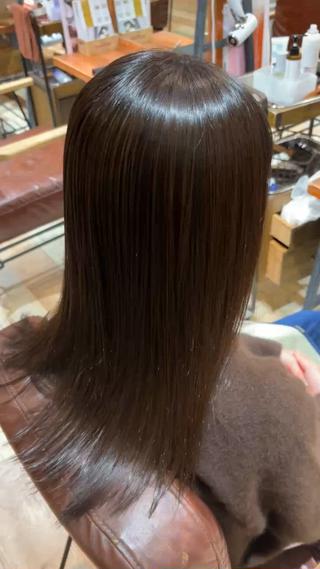 セミロング ブリーチなしカラー 美髪矯正・清水天空のヘアスタイル