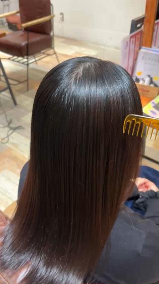 セミロング ブリーチなしカラー 美髪矯正・清水天空のヘアスタイル