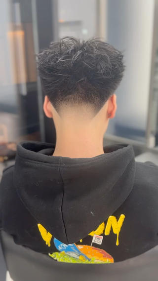 メンズ 梅田茶屋町メンズ フェード パーマのヘアスタイル