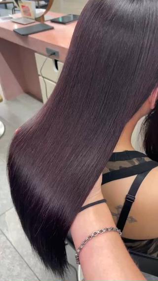 酸性ストレートとは?
酸性ストレートは、髪に優しい酸性の薬剤を使って、ダメージを最小限に抑えながらクセ毛や広がりをしっかり伸ばす新しいストレート技術です。髪に必要な潤いとツヤを守りながら、自然なストレートヘアを実現します。
【おすすめの方】
・髪が細く、ダメージが気になる方
・縮毛矯正だと髪が傷んでしまった方
・自然なストレートを望む方
・髪にツヤとまとまりを与えたい方
【施術のメリット】
・髪の毛を守りながら、しっかりクセを伸ばします
・従来のストレートよりもダメージが少なく、自然な仕上がり
・髪に潤いを与え、ツヤ感アップ
気になる方は、ぜひ一度ご相談ください!