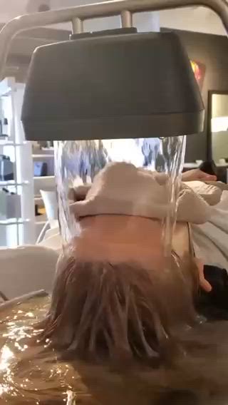 自律神経の乱れに頭浸浴はいかがですか？

水の音だけの空間と心地よい温かさで癒されませんか？ 