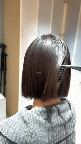 【縮毛矯正で失敗したくない方へ】

名古屋で縮毛矯正・髪質改善ストレートをしています

縮毛矯正でよくある失敗  
・ピンピンになる  
・ダメージがひどい  
・逆に広がる  

その原因は  
薬剤選定とアイロン操作です

髪の状態を見極めて  
無理のない施術をすることで  

“自然で柔らかいストレート”に仕上げます  

※ブリーチ履歴のある髪には施術していません

名古屋で縮毛矯正をお探しの方は  
ぜひ一度お任せください

ご予約はDMから

#名古屋縮毛矯正 #髪質改善ストレート #縮毛矯正名古屋 #名古屋美容師 #美髪矯正 