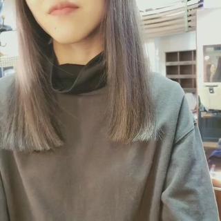 こちらは、ブリーチは無し明るく上げて

再度、濃厚なグリーンアッシュをのせます

時短で2回カラーで120分です

オリーブアッシュの綺麗なムラのない質感が表現できます

1か月近く色持ちしますし、退色するので

次回もカラーチェンジをブリーチ無しでできます

髪の毛にも負担がかからないので

色持ち長く傷まずケアできます

他にもカラートリートメントは、やりたいカラー全て作れますよ

トリートメントのカラーをのせました
(ノンダメージで北関東エリアでは当店のみ、他店てはまずできませんので是非)

◆黄ばみをおさえ、明るいカラーの部分(普通5日間でとれがちですが)が

トリートメントカラーは1か月はキープできます
※特に暖色、赤系統、ご自宅のシャンプーや日頃のケアにより前後します

◆他の撮影でも掲載していきます

#シニストラ#sinistra#インナーカラー#イヤリングカラー#カラートリートメント#モデル#ヘアーモデル#ナチュラル#足利市#足利市ヘアーサロン#足利市美容室#足利市カフェ 