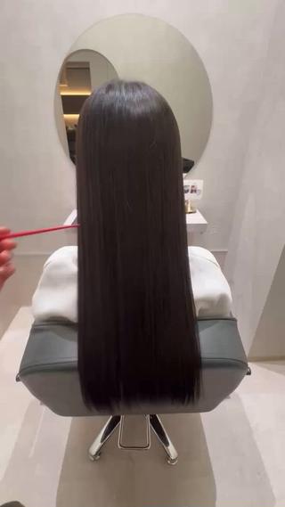 髪質やダメージレベルに合わせて薬剤を使い分け、自然で柔らかい仕上がりに〇『縮毛矯正＝ピンピン』の時代は終わり。扱いやすく、ナチュラルなストレートを叶えます◎ 