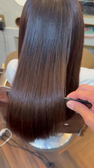 まるで鏡のように輝くツヤ髪
髪質改善トリートメント後のリアル動画です！
コームがスーッと通るたびに、髪の柔らかさとしなやかさが伝わる仕上がりに。

「自分の髪じゃないみたいに綺麗！」と驚かれる方多数。
乾燥やうねりでまとまらない髪も、表面まで潤いを閉じ込めて、触れたくなるうるツヤ髪へ。

一度体験するとやみつきに。2ヶ月に一度の習慣で、ずっとこの艶をキープできます 