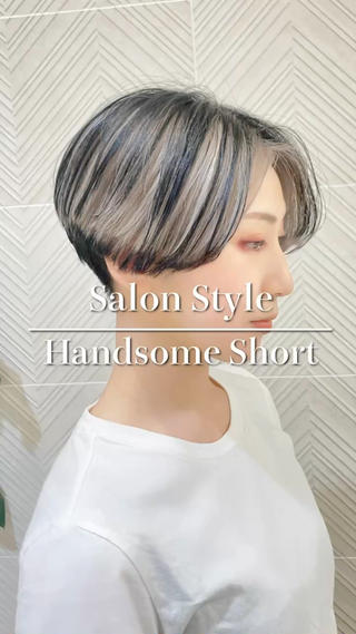 全体をブリーチした後、表面と毛先を落ちるブラックで染めています。
そうすることで、次回のデザイン変更も簡単になります!
ボリュームの多い人には刈り上げがおすすめ!
乾かすのが楽だし、普通に乾かすだけでちゃんとおさまり、まとまります!