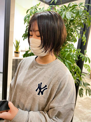 マッシュウルフ×イヤリングカラーパープル
重めマッシュウルフに少し隠れるようにイヤリングカラーがはいっています
#ウルフ#ウルフカット#マッシュウルフ#ショートウルフ#レイヤー#顔周りレイヤー#ブリーチカラー#イヤリングカラー