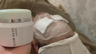 ふんわり柔らかで
キメの細かいスチームをあてながらの
ハーブピーリングパック♡


3つの粒で美肌に導く優れたパック
(*´꒳`*)ﾟ*.・♡


古い角質をハーブエキスで柔らかくし
新球体を維持するスクラブで角質を絡め取り
美容エキス配合のカプセルで
しっかり潤いも与えます(*^^*)


1度お試しください
 