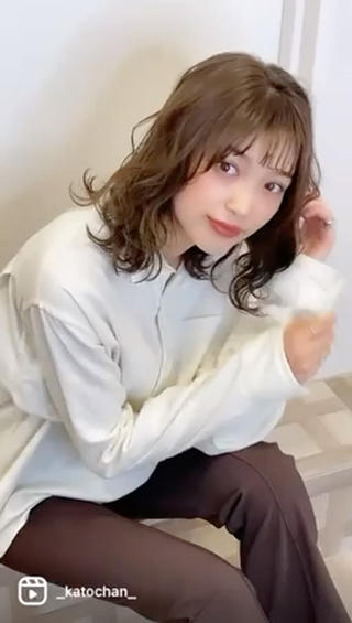 鎖骨ラインのミディアムが可愛いカラーはお仕事にもOKなこっくりめベージュ 