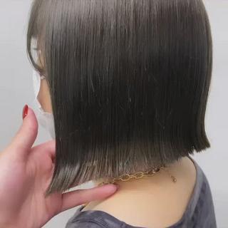 パツッとボブに透明感グレージュ 