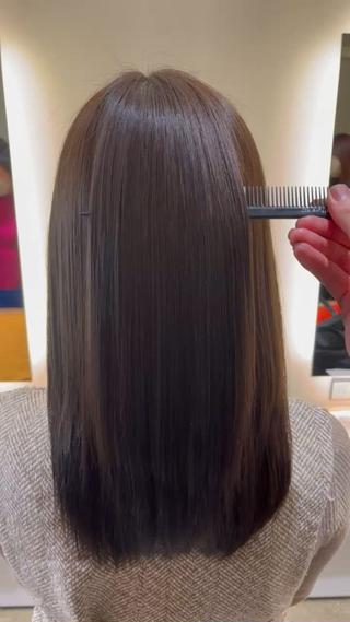 根本の癖が気になってたお客様をサラサラにさせていただきました!
ボリュームを抑えたい方、癖が気になる方、ぜひご予約お待ちしております 