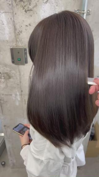 リンゴ幹細胞トリートメントは次世代のトリートメントです。
僕が考案させて頂きました(*^^*)
・

リピート90%超え
リンゴ幹髪質改善トリートメントをオススメしているのはちゃんと理由があります
.
通常のトリートメントに比べて持ちが2倍以上あり、トリートメントをしてもらう度にケラチン結合が起こるので土台からどんどん綺麗になれるからです
.
癖でお困りの方はまずは髪質改善ストレートがオススメです。
.
ツヤが出て手触りが復活していくのでお手入れも楽になります
.
乾かすだけで褒められる髪質にチェンジしていくことが出来る数少ない技術です。
.
実はさらに得意なのはカットです。
スキバサミを極力使わずにカットするので毛先のまとまりが目に見えて違ってきます
僕のスタイルがなぜこんなにも綺麗に見えるのか、その秘密はカットにもあります
.
丁寧なヘアケアと丁寧にするカット、そして透明感のあるカラーの組み合わせは最強です
.
#天王寺髪質改善#天王寺カラー#髪質改善天王寺#カラー天王寺#天王寺トリートメント#髪質改善トリートメント#髪質改善ストレート#大阪髪質改善#大阪トリートメント#大阪酸性ストレート#大阪カラー#梅田カラー#梅田トリートメント#梅田髪質改善#梅田#カラー梅田#髪質改善梅田#ブリーチ無しカラー 