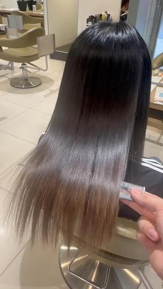 ロング 美髪ストレート AOYAGIのヘアスタイル