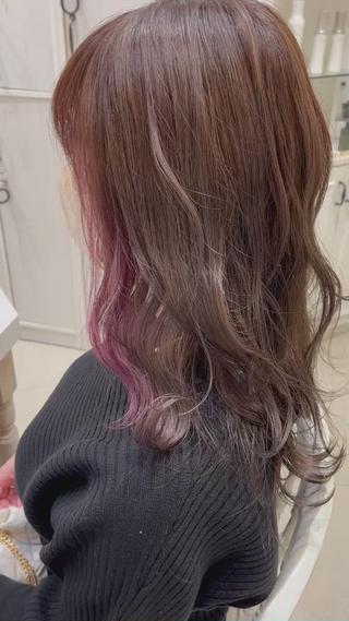 毛先の整えカットとカラーのお客様です！
以前フェイスフレーミングをしていらしたのでそこにはピンクを入れました！！色持ちを良くするために希望より少し暗めで濃く入れてます！
全体の色もいい感じに仕上がりました☆☆ 