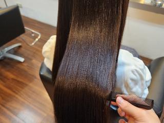 柔らか縮毛矯正で艶々ストレートに。
自然な仕上がりなのでシャキシャキ感なしで、コテ巻きの持ちも良いですよ！ 