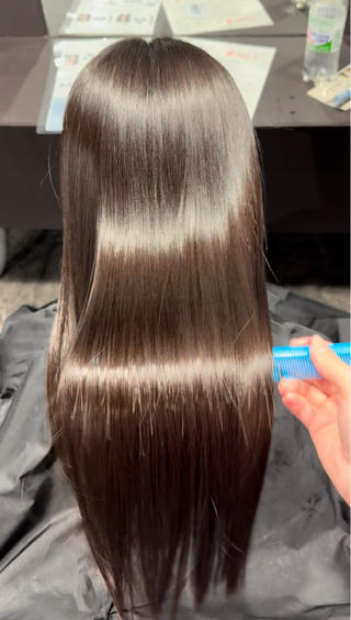 【縮毛矯正+ケア剤トリートメント】

広がり・うねりをしっかり抑えてツヤツヤに
ケア剤を使いながらダメージを抑え、乾かすだけでまとまる髪に変わります◎ 