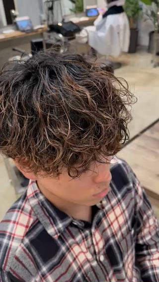 ショート パーマ メンズ 飯泉/メンズカラー ツイスパ/メッシュのヘアスタイル