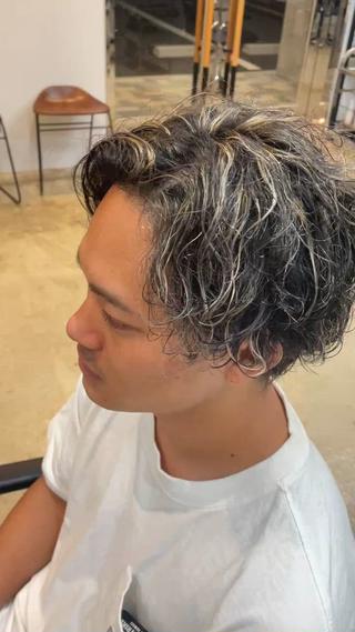 ショート カラー パーマ メンズ 飯泉/メンズカラー ツイスパ/メッシュのヘアスタイル