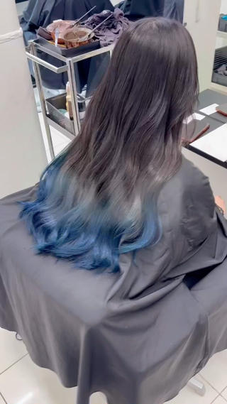 BLUEグラデーションカラー♪
毛先のみのブリーチなので初カラーの方におすすめです！
本日スムーズにご案内可能です！ 