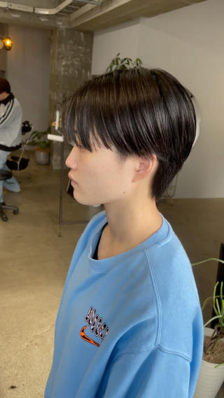 レディースハンサムショート️
後ろの収まりを良くしてスタイリングしやすい髪型にしました!