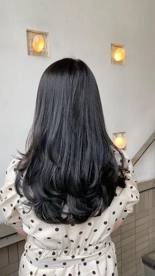 暗めだけど透明感のあるカラーリングで就活などもバッチリ
こだわりのレイヤーカットもワンカールで巻いただけで動きがしっかり出てくれますよ 