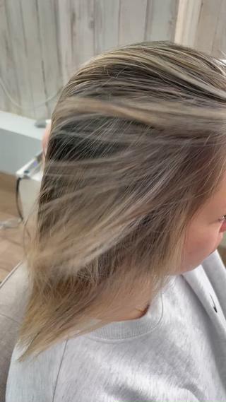 セミロング カラー 🐆アンドウ チカコ🦓のヘアスタイル