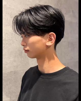 前下がりセンターパート

毛流れは独自のカットでたっぷりと 