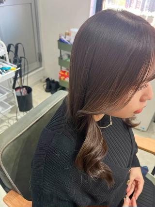 大人気の韓国巻き
38ミリのコテで巻いてます！！
厚みのある巻き下ろしなので、少ないスプレーで
長持ちするので、髪の毛のダメージも少ないのは嬉しいですね 