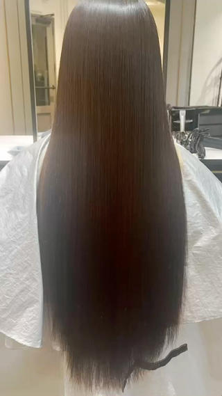 ️表面のパヤパヤが気になる方必見️
傷んでいる訳ではなく一種の癖になるので縮毛矯正でキレイに治しちゃいましょう

 