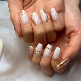 トレンドのバレリーナ
シアーホワイトの大理石風にミラーアート