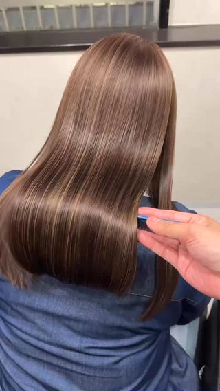 白髪にお悩みの方、必見
【白髪ぼかしハイライト✕髪質改善】
隠す白髪染めはもう卒業しませんか?
ベースの暗髪に極細のハイライトを馴染ませることで、根元が伸びても白髪が目立ちにくく、お酒落なデザインとして楽しめます★
最高級の#ケアブリーチを使用し、さらに#髪質改善ケラチントリートメントで内部補修を徹底。ブリーチ後もこのサラツヤが実現します。
施術目安:約3.5時間
#白髪ぼかしハイライト #大人ハイライト #脱白髪染め#梅田ハイライト #ダメージレス#艶髪#
美髪矯正