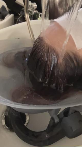 頭全体を包み込むお湯の温もりと耳元で囁くようなせせらぎの音が深いリラックスへと導きます。 