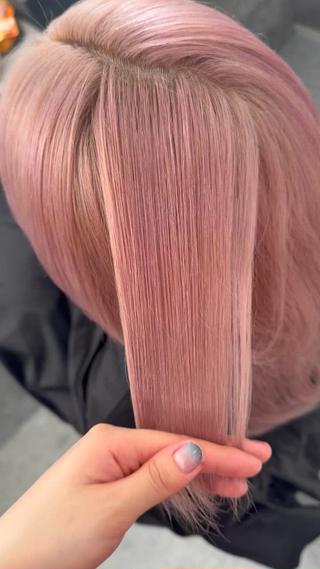 セミロング カラー ハイトーン🪼派手髪 mahoのヘアスタイル