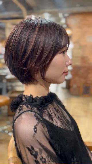 大人可愛いショートボブスタイル。
襟足をすっきりさせて、後頭部に自然な丸みが出るようにカットしています。
骨格に合わせて似合わせるので、ショートが初めての方にもおすすめです◎ 