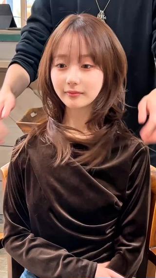 トレンドのロングレイヤー。
顔まわりからしっかりレイヤーを入れて、動きと抜け感のあるスタイルに。
ワンカールでも簡単に韓国風のくびれシルエットが作れます。
ロングでも軽く見える人気スタイルです◎ 