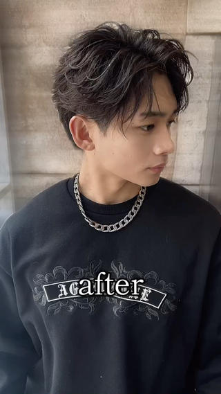 色気のある毛流れが出るリバースパーマ。
後ろに流れるようにパーマをかけることで、立体感と動きのあるスタイルに仕上げています。
セットも簡単で、スタイリングが苦手な方にもおすすめです◎ 