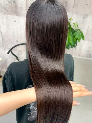 美髪ストレートのメニューもございます。
縮毛矯正とトリートメントの間になる質感で
艶と柔らかさを出しつつくせ、うねりを矯正していきます。
気になる方は予約リクエスト、お電話、ホットペッパーのサイト内からご予約ください。 